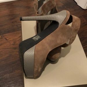 LEVITY GRAY HARLOW PLATFORM PUMPS
